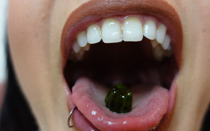 Anitta: Пожираю фантазию великаншки