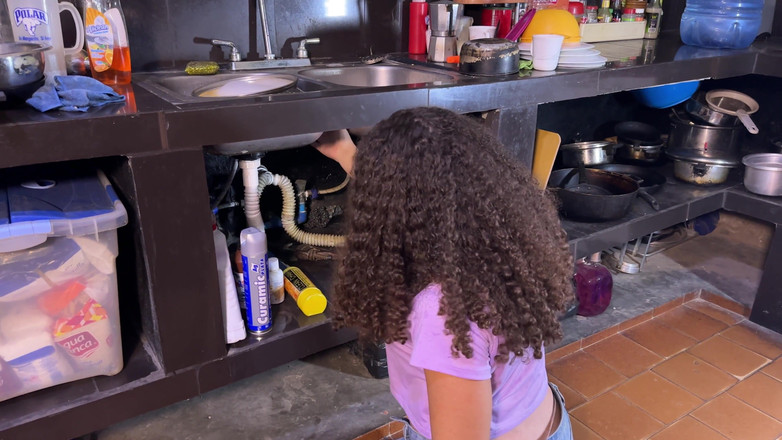 SugarPose: Idiote loodgieter Cassandra probeert de pijpen te repareren