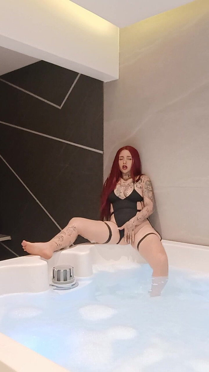 Dalyla: Rothaarige allein in Jakuzzi