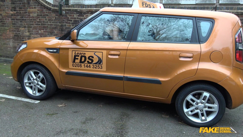 Fake Driving School: Фальшива автошкола - спокуслива Жасмін Джей Саботагес Крістал потім торгує ліцензією на секс у гучному тріо в автомобілі з Райаном Райдером