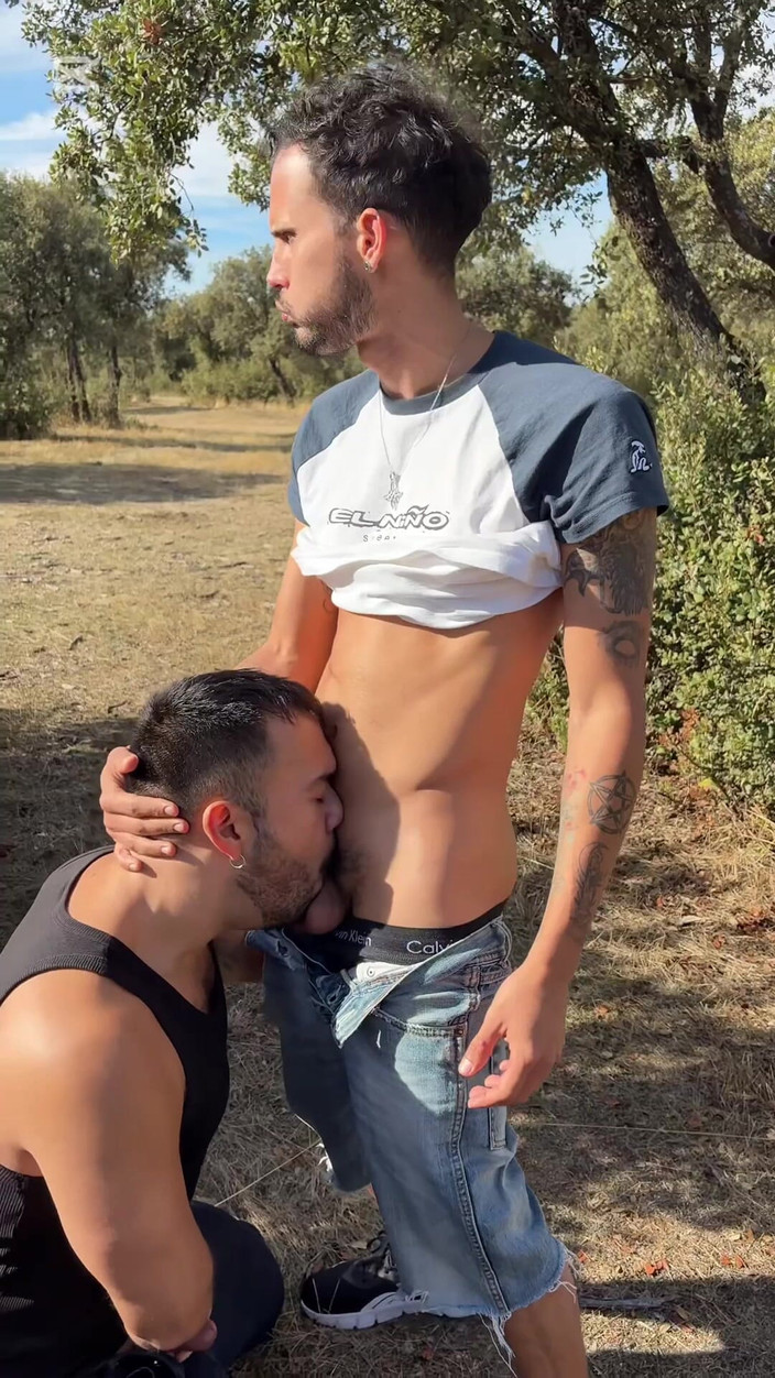 Mr. Pentacle: 소변을 보고 있었는데 그의 자지가 내 입에 들어갔어