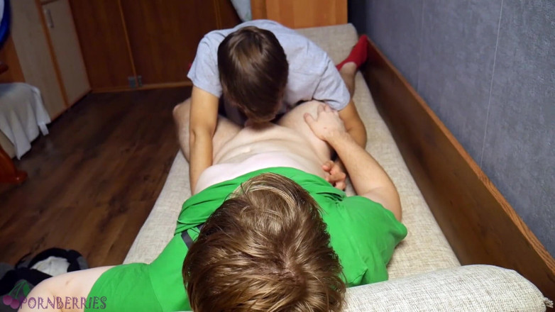 Ethan Alex: Un jeune mec sexy m'a sucé la bite et m'a...