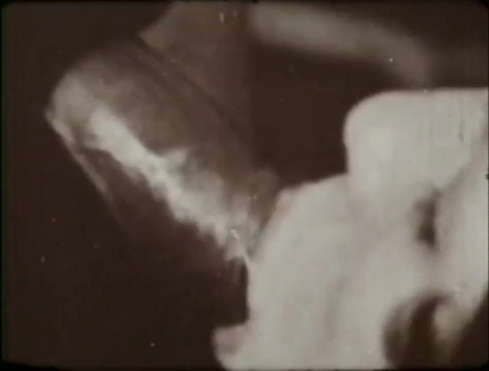 Vintage megastore: Un tip negru mascat o fute pe bruneta legată