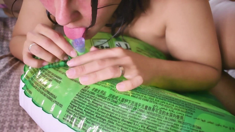 Bunny Looner: Je chevauche ma tortue gonflable après la piscine - lapin looner