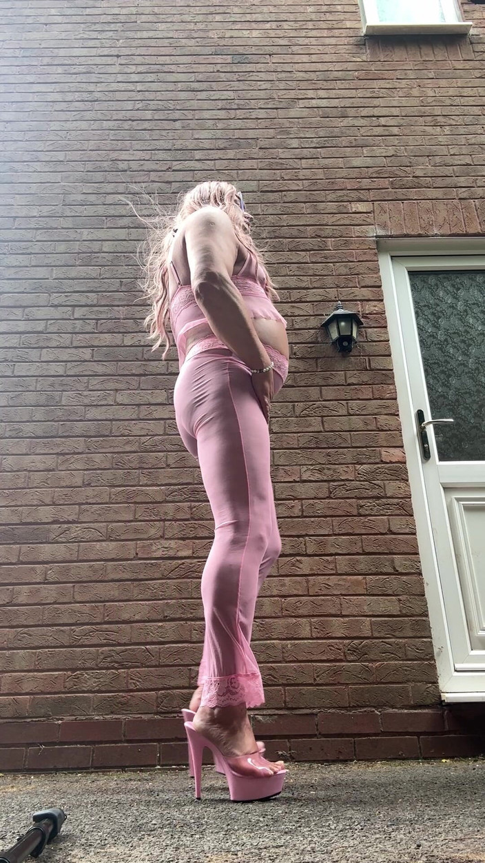 Kellycd2022: Crossdresser seksi Kellycd2022 dalam pakaian merah jambu dan tumit