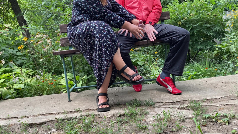 OurFetishLife: 老公的丰满老婆在户外被射精