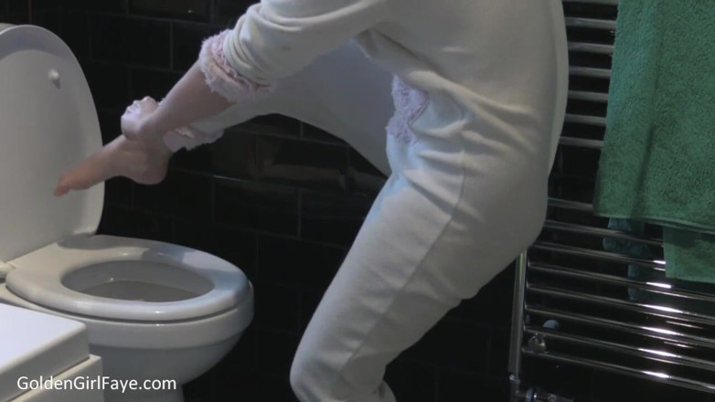 Her Kink UK: Onesie wee