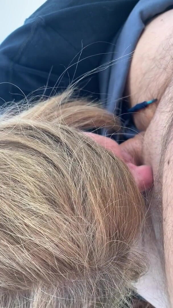 Timidastella: Pompino e deepthroat all'aperto da una moglie matura sexy bionda...