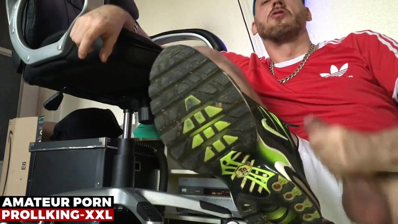 PROLLKING: बुरा आदमी अपने विशाल लंड के साथ खेलता है