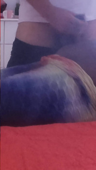 Meine stiefmutter bittet mich um eine massage auf ihren dicken arsch und ich kann nicht widerstehen
