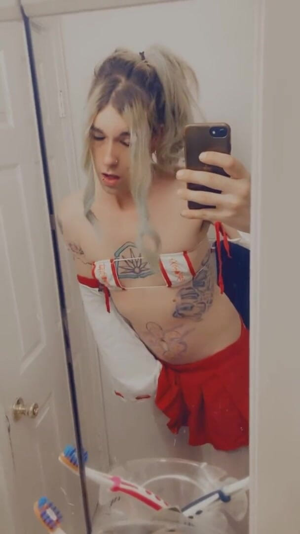 CarmenMelatonin: Sexy cosplay babe loves sex