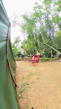 Extraños teniendo sexo en un campamento público.