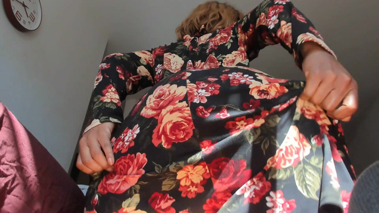 AnalEbony: Bending down, close-up asshole