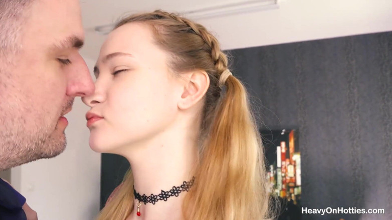 Heavy on Hotties: Мила росіянка Іві Рейн смокче член, граючи з латексною повітряною кулею, і її трахають