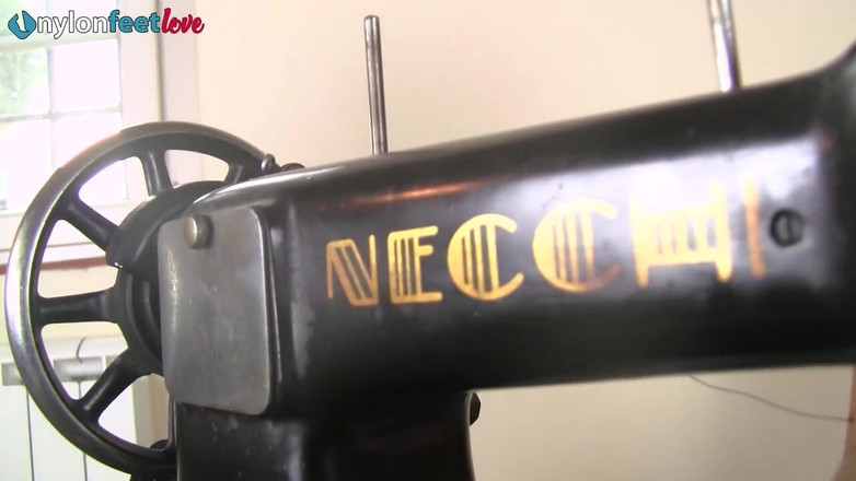 Best Nylon Feet Videos: Thena cantik mengepam kaki mesin jahit vintaj