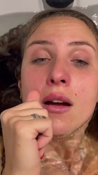 Potápějící se kráska: Držena pod vodou, prosí o vzduch