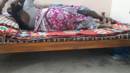 Desi palace: Une belle bhabhi fait l'amour érotique dans un sari, vidéo de...