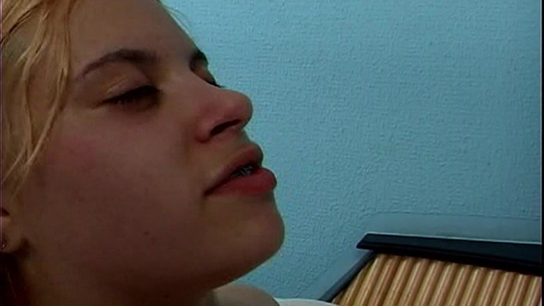 THAGSON 18+: Zlobivá Blonde Teen odčerpává milence hluboko v parní vaně
