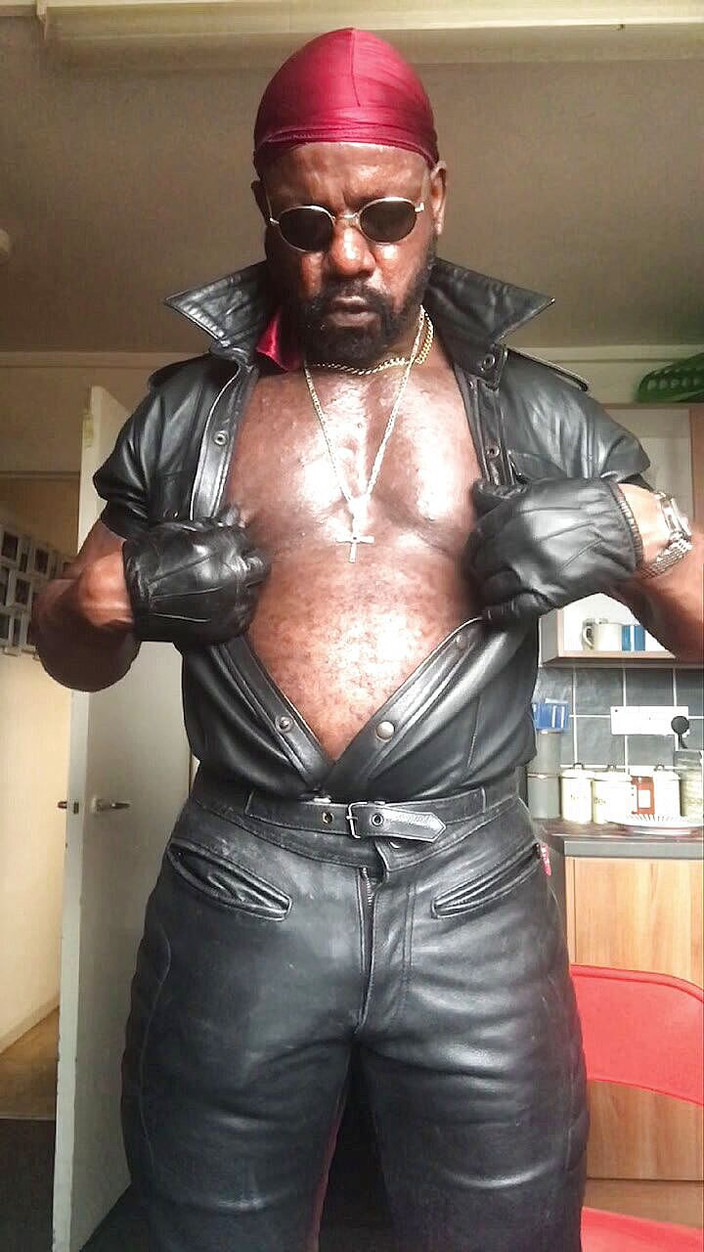 Black Muscle: काला धूम्रपान मांसपेशियों डैडी निप्पल खेल