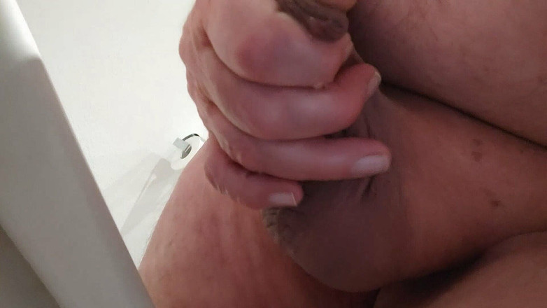 Karlchengeil: Naakte pissende compilatie