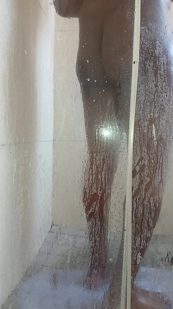 Freaky Leo: Time to Shower with My Toy