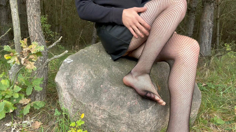 Apomit: Cậu bé tuổi teen váy ngắn với lưới cá không...