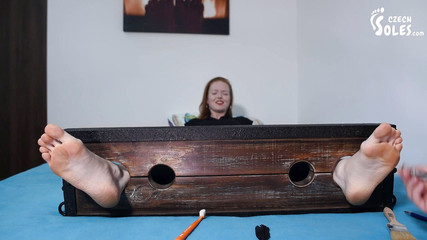 Czech Soles - foot fetish content: Cosquillas sin piedad de sus grandes pies descalzos