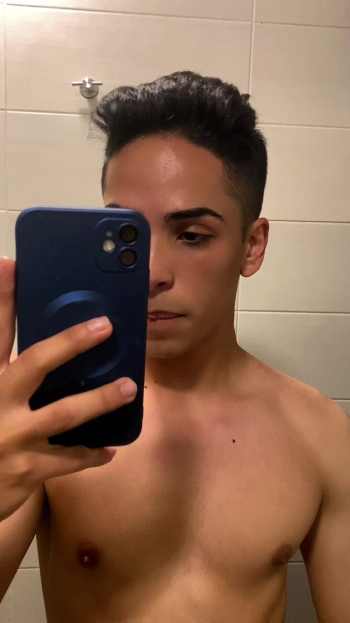 aodaboy: Sexig gentleman i duschgymmet