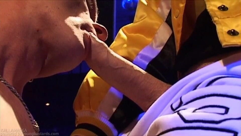 Young Bastards: Peto Coast乱搞basti Winkler - 舞台上直播