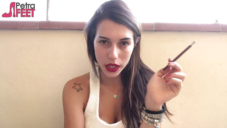 Smokin Fetish: Kouření na balkóně s potetovanou a sexy teenagerkou Petrou