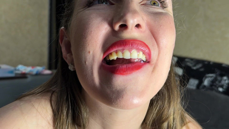 Hottie goddess: La gigantessa mangia un uomo piccolo punto di vista