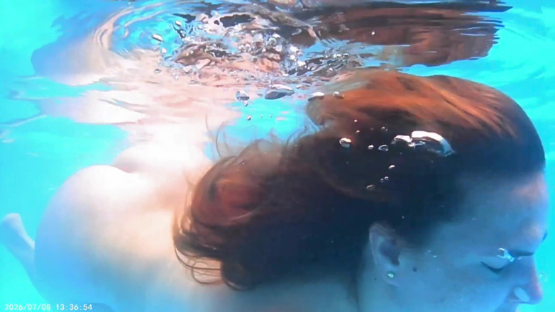 Sexy_Emeli: Trattenendo il respiro sott'acqua in piscina