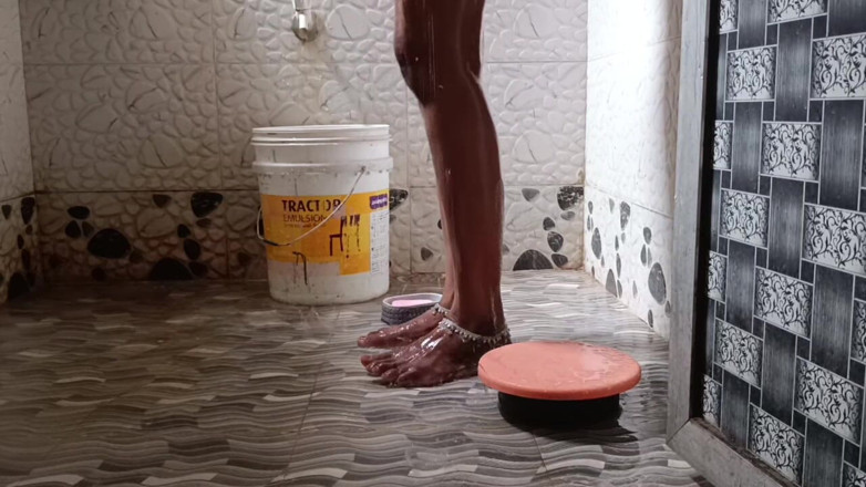 Bhabhi UP: Damad a Gaya Bathroom Mein