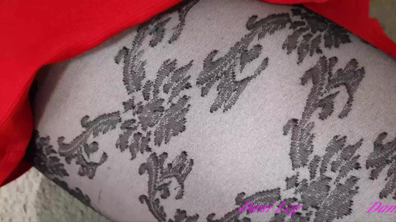 Dani Leg: Dani leg seksi dengan air mani muncrat di stoking berpola