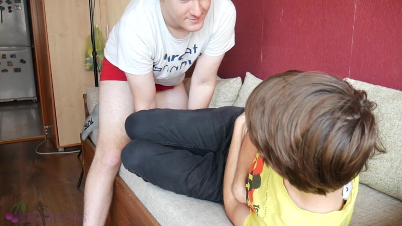 Ethan Alex: Blyg Alex övertygad om sexuella handlingar