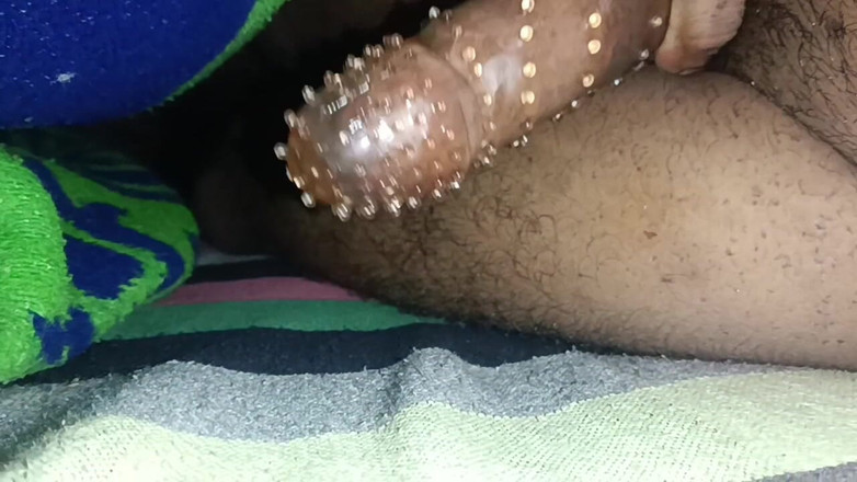 Sannu: Crastel kondom v ptákech v ložnici indického muže