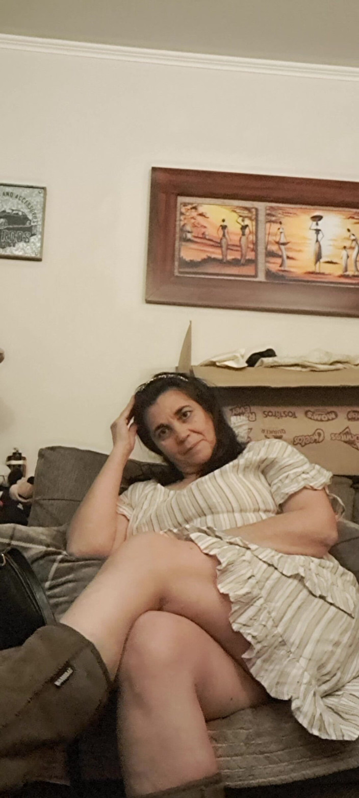 Mommy big hairy pussy: MILF継母ロールプレイ。