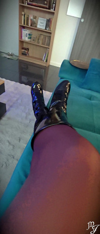 私のブーツとパンティストッキングに惚れるなんて、ミストレス・ジュリア。