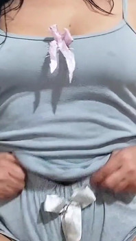 Riesige behaarte muschi spritzt viel dickes, echtes und köstliches Squirting aus