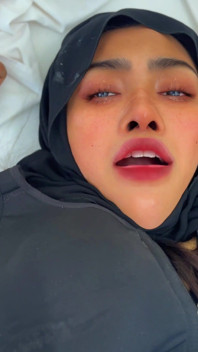 Arabische rondborstige in hotel Genomen uit burqa & hijab alleen wit panty en zwarte beha dragen, ik zag en masturberen