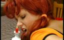 Slutty Teenies: Seksi vücutlu kızıl saçlı genç kız sıkı göt deliğinden sikilmeyi...