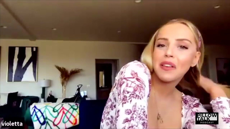 Pillow Talk: Violet Benson se skutečně představuje spoluhosticí Francesca Farago