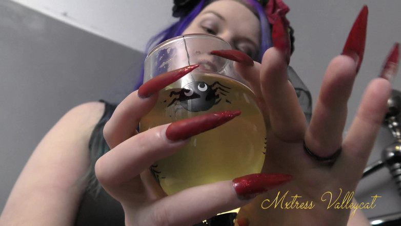 Mxtress Valleycat: Wicked queens apple juice