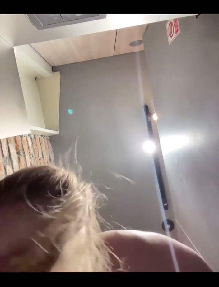 JuiceLussie: Tiktok dívka masturbuje na veřejnosti. Šok!