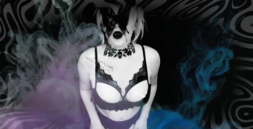 Goddess Misha Goldy: 开始放松！慢慢呼吸！深深地盯着你的屏幕！当我数下你时，你会深深地进入我迷人的世界