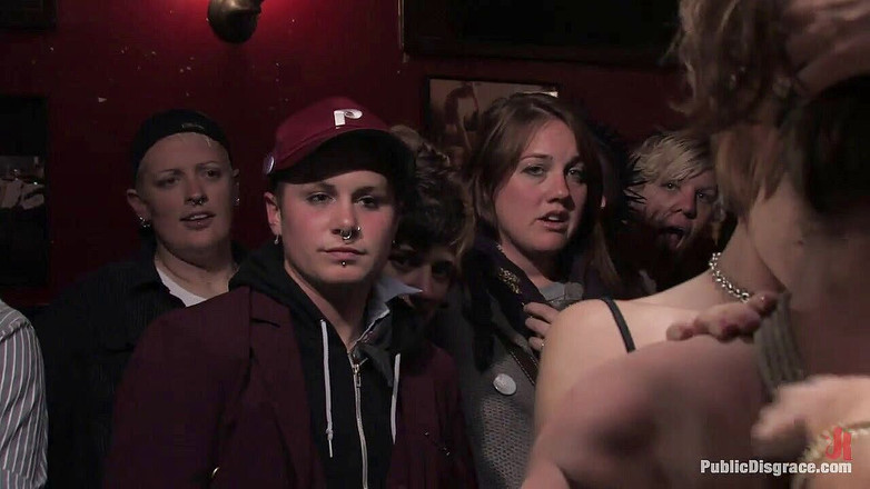 Public Disgrace by Kink: Menina no bar