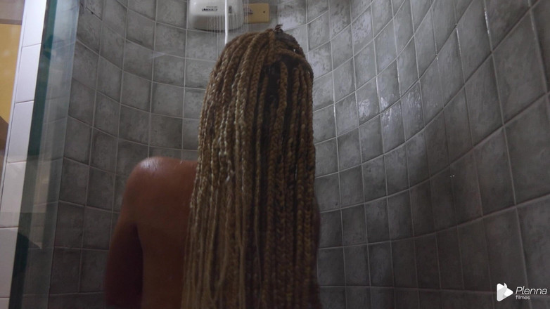 Plenna Filmes: シャワーを浴びながらオナニーするのが大好きです。