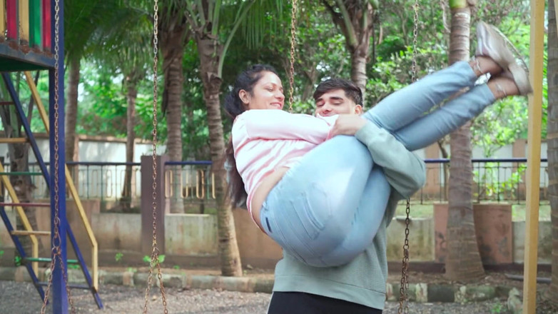 Desi Maal studios: Hot aunty ne garden mein bulakar boyfriend ke sath Kiya...
