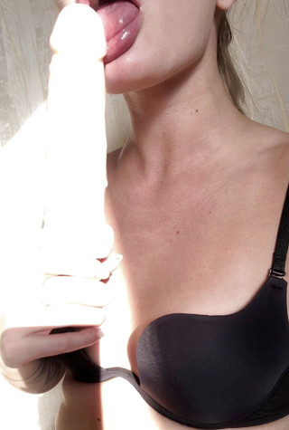 Wonder Jenny: Blowjob with vibrator