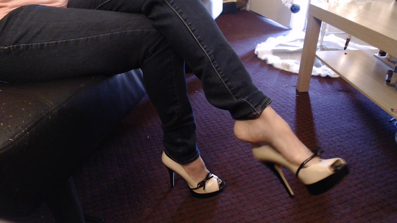 Abby Anna: 性感的奶油高跟鞋双交叉和晃动